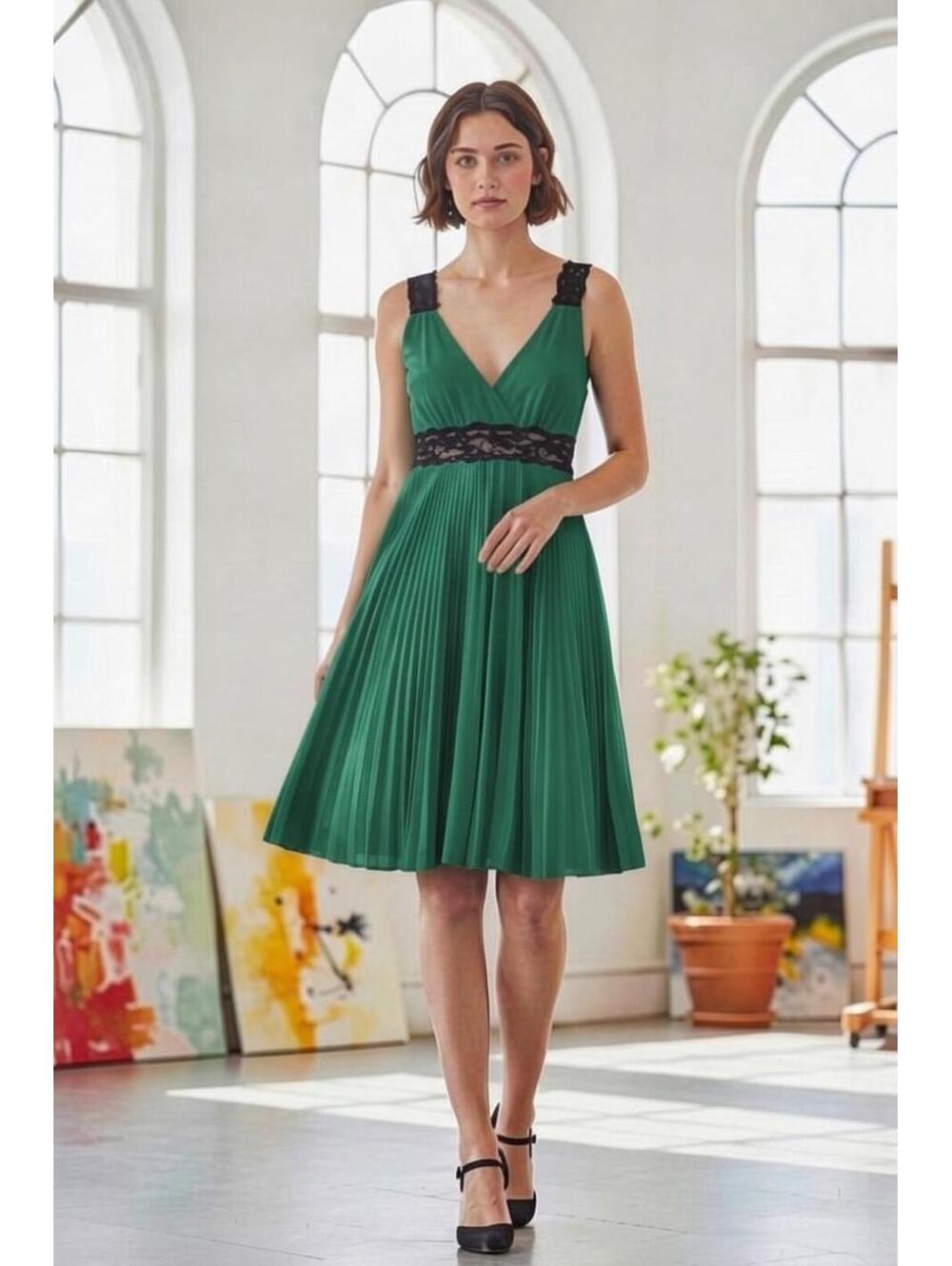 Women’s Flowy Green Pleated Dress w/ Black Lace Details (Sz Small)